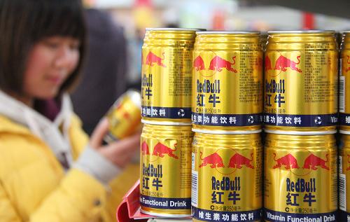 2月15日,在山東省臨沂市郯城縣一家超市,顧客選購紅牛飲料。新華社發(fā)(張春雷 攝)