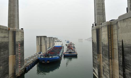 3月27日,船舶從三峽大壩上游向三峽五級船閘南線一閘室下行。三峽南線船閘3月26日晚完成運行9年來的首次歲修后如期復航,這使檢修帶來的三峽水域船舶滯留狀況開始得到一定程度緩解。截至27日下午,已有近100艘滯航船舶順利通過三峽船閘,但目前仍有660余艘船舶在三峽壩上和葛洲壩下游錨地滯留等待過閘。由于三峽船閘下游不遠的葛洲壩1號船閘仍在進行停航檢修,預計到4月30日檢修施工結束前,三峽河段的通航壓力仍然很大。新華社發(fā)(鄭家裕 攝)