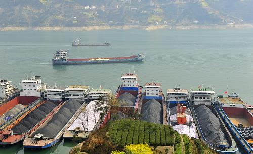 3月27日,船舶離開三峽大壩上游秭歸縣沙灣錨地向三峽五級船閘下行。新華社發(fā)(鄭家裕 攝)
