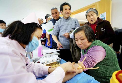 3月28日,退休人員在就近醫(yī)院參加免費(fèi)體檢。新華社發(fā)(陳煜 攝)