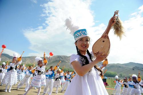5月8日,新疆阿勒泰市郊區(qū)賽馬場,身著盛裝的小姑娘在參加開幕式。當(dāng)日,中國新疆阿勒泰第二屆民俗文化旅游節(jié)在阿勒泰市開幕,旅游節(jié)以“傳惠民新聲、揚(yáng)民族藝術(shù)、塑歷史名城、展金山風(fēng)采”為主題,由萬人民俗舞蹈比賽、集體婚禮儀式、民族服裝展示、民俗體育活動(dòng)等部分組成。新華社記者 沙達(dá)提 攝