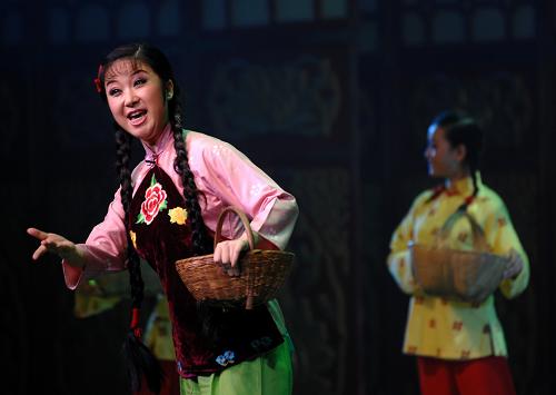 5月8日,演員在延安解放劇院進(jìn)行戲曲專場演出。當(dāng)日,中國戲劇家協(xié)會(huì)在延安解放劇院舉行“中國戲劇家延安行”戲曲專場演出,紀(jì)念毛澤東同志《在延安文藝座談會(huì)上的講話》發(fā)表70周年。新華社記者 李一博 攝