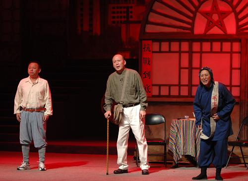5月8日,演員在延安解放劇院進(jìn)行戲曲專場演出。新華社記者 李一博 攝