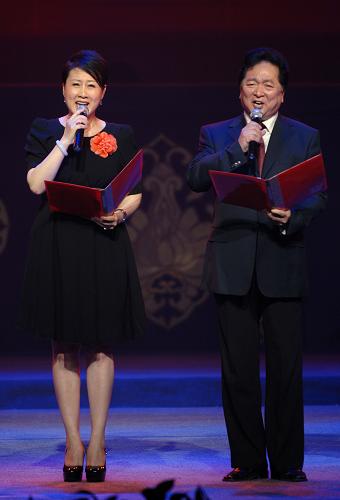 5月8日,瞿弦和(右)、張凱麗在延安解放劇院為觀眾朗誦《回延安》。新華社記者 李一博 攝
