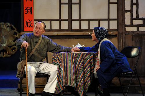 5月8日,郭達(dá)(左)在延安解放劇院為觀眾表演。新華社記者 李一博 攝