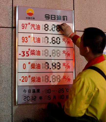 5月10日凌晨,一名工作人員在長春一家加油站內(nèi)更新油價(jià)牌。新華社發(fā)(張楠 攝)