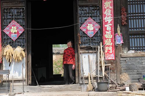 5月9日,在河北寬城縣清代計(jì)莊頭大院一處院落內(nèi),一名婦女站在房屋門口。新華社記者 王民 攝