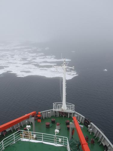 7月26日,“雪龍”船行駛在東西伯利亞海面上。新華社記者 璩靜 攝