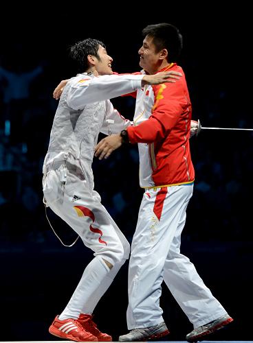 7月31日,中國(guó)選手雷聲(左)在獲勝后與教練王海濱擁抱慶祝。新華社記者 王毓國(guó) 攝