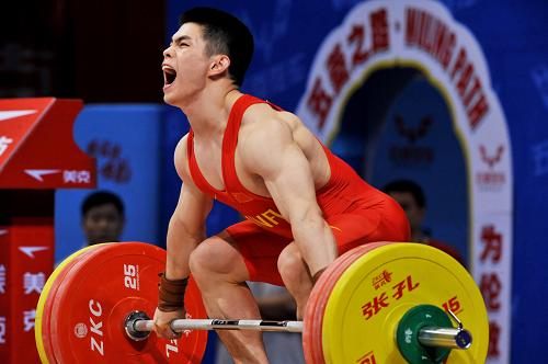 7月31日,在倫敦奧運(yùn)會(huì)舉重男子69公斤級(jí)比賽中,中國(guó)選手林清峰以344公斤的總成績(jī)奪得冠軍。這是2012年4月11日,在福州舉行的2012年全國(guó)男子舉重錦標(biāo)賽暨倫敦奧運(yùn)會(huì)舉重選拔賽中,林清峰在抓舉比賽中。新華社記者 張國(guó)俊 攝