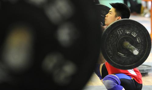 這是2011年4月12日,中國(guó)舉重隊(duì)隊(duì)員林清峰在亞洲舉重錦標(biāo)賽期間訓(xùn)練。新華社記者 郭晨 攝