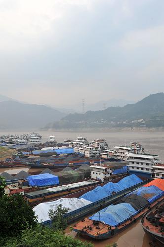 7月31日,眾多船舶在三峽大壩上游湖北省秭歸縣沙灣錨地??坎⒌却^閘。新華社發(fā)(王輝富 攝)