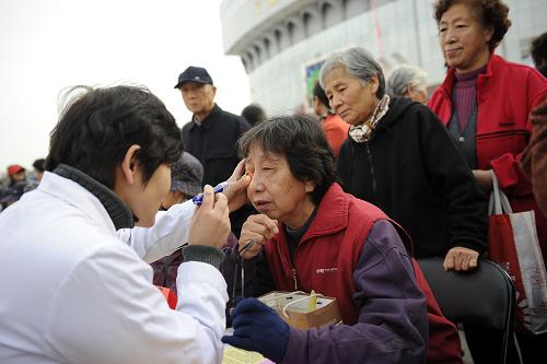 10月23日,來自寧夏眼科醫(yī)院的專家在銀川為老人義診。重陽節(jié)當日,寧夏回族自治區(qū)銀川市舉行“九九重陽情、健康伴你行”大型義診活動,邀請寧夏各大醫(yī)院專家走上街頭,為老年人義診。新華社記者 王鵬 攝
