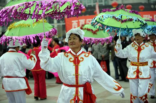 10月23日,銀川市西夏區(qū)“花瓣飛揚”老年秧歌隊隊員在表演秧歌。新華社記者 王鵬 攝