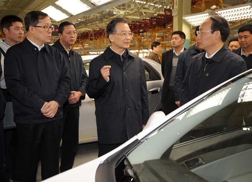 3月29日至31日,中共中央政治局常委、國務院總理溫家寶在湖北省考察。這是3月30日,溫家寶總理在武漢東風汽車公司了解汽車產(chǎn)業(yè)調(diào)整振興規(guī)劃的落實情況。新華社記者 馬占成 攝
