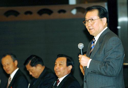 當?shù)貢r間3月30日晚,中共中央政治局常委李長春在東京會見日本朝日電視臺、富士電視臺、日本電視網(wǎng)、日本廣播協(xié)會、日本經(jīng)濟新聞社、每日新聞社、東京廣播電視臺、讀賣新聞社、中日新聞社、產(chǎn)經(jīng)新聞社、共同通訊社、東京電視臺、時事通訊社、朝日新聞社等日本主要媒體負責人,就正確把握兩國關(guān)系的主流、為加快中日戰(zhàn)略互惠關(guān)系發(fā)展步伐營造良好輿論環(huán)境發(fā)表了重要意見。這是李長春在會見日本主要媒體負責人時發(fā)表講話。新華社記者 孫巍 攝