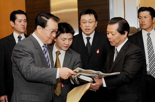 當?shù)貢r間3月30日晚,中共中央政治局常委李長春在東京會見日本朝日電視臺、富士電視臺、日本電視網(wǎng)、日本廣播協(xié)會、日本經(jīng)濟新聞社、每日新聞社、東京廣播電視臺、讀賣新聞社、中日新聞社、產(chǎn)經(jīng)新聞社、共同通訊社、東京電視臺、時事通訊社、朝日新聞社等日本主要媒體負責人,就正確把握兩國關(guān)系的主流、為加快中日戰(zhàn)略互惠關(guān)系發(fā)展步伐營造良好輿論環(huán)境發(fā)表了重要意見。這是李長春與日本朝日新聞社主筆船橋洋一進行交流。新華社記者 孫巍 攝
