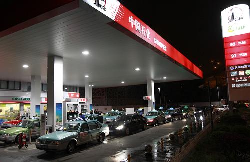 4月7日零時到來之前,車輛在上海一家加油站內(nèi)排隊加油。當日零時起,國內(nèi)汽、柴油最高零售限價價格分別上漲每噸500元和400元。此次調(diào)價之后,上海地區(qū)加油站93號汽油每升7.79元,97號汽油每升8.29元。新華社記者 裴鑫 攝