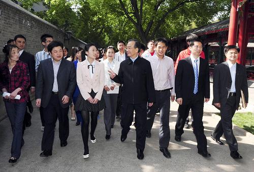 5月3日,中共中央政治局常委、國務(wù)院總理溫家寶同20位來自首都各界的青年代表在北京中南海座談,共話青年成才之路。這是座談會前,溫家寶與青年代表一起參觀中南海西花廳。新華社記者 張鐸 攝