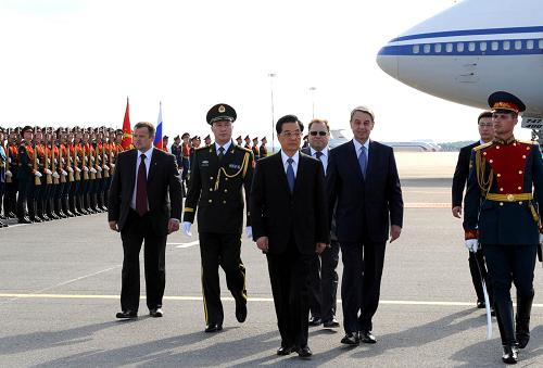 6月15日,中國國家主席胡錦濤乘專機(jī)抵達(dá)莫斯科,開始對(duì)俄羅斯進(jìn)行國事訪問并出席第十五屆圣彼得堡國際經(jīng)濟(jì)論壇。俄羅斯文化部長(zhǎng)阿夫杰耶夫到機(jī)場(chǎng)迎接。新華社記者 饒愛民 攝