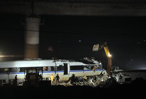 7月25日,挖掘機(jī)正在對(duì)事故列車車廂進(jìn)行拆解。當(dāng)晚10點(diǎn)30分左右,挖掘車開始對(duì)“7·23”甬溫線特別重大鐵路交通事故的列車車廂進(jìn)行拆解,目前有5臺(tái)挖掘機(jī)正在進(jìn)行作業(yè)。新華社記者 徐昱 攝