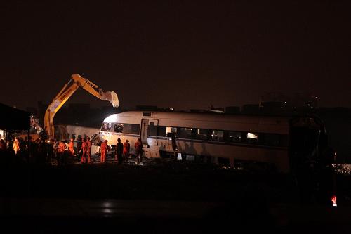 7月25日,挖掘機(jī)正在對(duì)事故列車車廂進(jìn)行拆解。新華社記者 邢廣利 攝