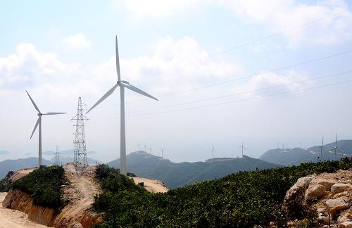 這是屹立在珠海高欄島上的750千瓦風力發(fā)電機組(7月25日攝)。從7月25日起,屹立在珠海高欄島上的66臺750千瓦風力發(fā)電機組陸續(xù)并網(wǎng)發(fā)電。該項目全部達產(chǎn)后,每年將向電網(wǎng)提供電量9000多萬千瓦時,可為這座風電廠創(chuàng)造主營業(yè)務收入6000多萬元。據(jù)介紹,這是繼珠海橫琴風力發(fā)電廠首期工程后,珠海投產(chǎn)的第二座大型風力發(fā)電廠。新華社記者 魏蒙 攝