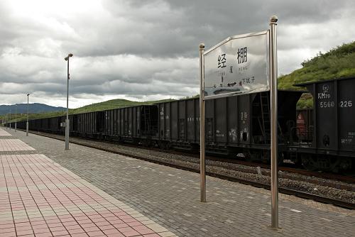7月26日,一輛因洪水受阻的貨運(yùn)列車停在內(nèi)蒙古集通鐵路經(jīng)棚火車站內(nèi)。7月25日19時(shí)30分,內(nèi)蒙古集寧至通遼鐵路寶木吐——巴彥塔拉間623km+939m處一座8孔橋東側(cè)第一橋墩被洪水沖毀,導(dǎo)致5趟列車停運(yùn),3800余名乘客滯留。呼和浩特鐵路局26日上午提供的消息說,集通鐵路線短時(shí)間無法恢復(fù)行車,呼和浩特鐵路局正在組織搶險(xiǎn)救援,盡力做好滯留旅客餐飲供應(yīng)和疏散折返工作。新華社發(fā)(孫華 攝)