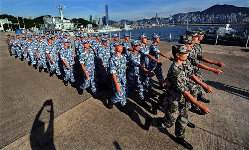 8月14日,大學(xué)生們?cè)隈v港部隊(duì)官兵引導(dǎo)下參觀軍港碼頭。新華社記者 陳曉偉 攝