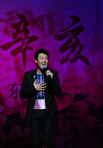 9月5日,歌手蔡國慶在日本東京演唱歌曲《三百六十五里路》。新華社記者 季春鵬 攝