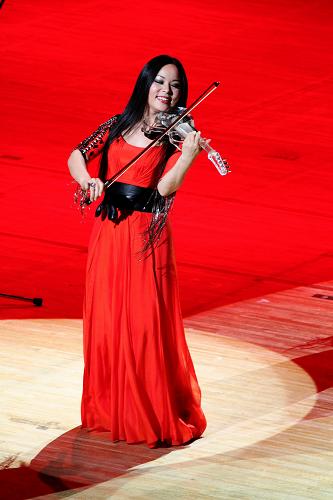 9月5日,演員在日本東京用小提琴演繹《紅旗飄飄》。新華社發(fā) (吳鳶 攝)