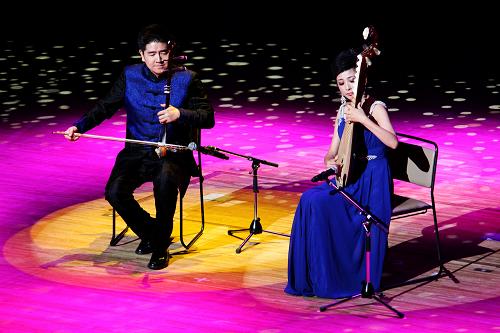 9月5日,演員在日本東京用二胡與琵琶演奏日本歌曲《淚光閃閃》。新華社發(fā) (吳鳶 攝)