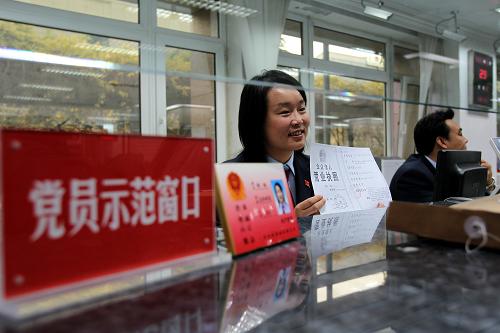11月29日,國(guó)家工商總局商標(biāo)注冊(cè)大廳,一名工作人員向前來注冊(cè)商標(biāo)的申請(qǐng)人介紹受理情況。商標(biāo)受理通知書從過去一個(gè)月后送達(dá)改為當(dāng)場(chǎng)發(fā)放;商標(biāo)注冊(cè)審查周期從36個(gè)月縮短到10個(gè)月;商標(biāo)服務(wù)從有形窗口向無形窗口延伸……創(chuàng)先爭(zhēng)優(yōu)活動(dòng)開展以來,國(guó)家工商行政管理總局商標(biāo)注冊(cè)大廳不斷強(qiáng)化服務(wù)意識(shí)、改進(jìn)服務(wù)作風(fēng)、提高服務(wù)效能、創(chuàng)新服務(wù)手段,以實(shí)際行動(dòng)回應(yīng)人民群眾的新期盼、新要求。新華社記者 金立旺 攝