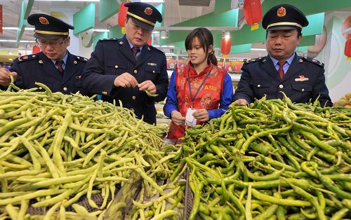 1月11日,長沙市工商局岳麓分局工商人員在轄區(qū)內(nèi)集貿(mào)市場進行食品安全檢查。新華社記者 龍弘濤 攝