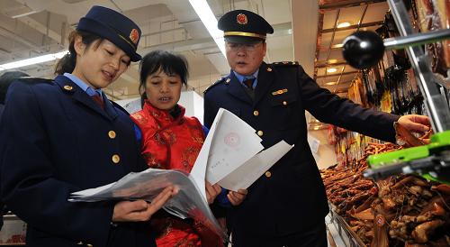 1月11日,長沙市工商局岳麓分局工商人員在轄區(qū)內(nèi)集貿(mào)市場進行食品安全檢查。新華社記者 龍弘濤 攝