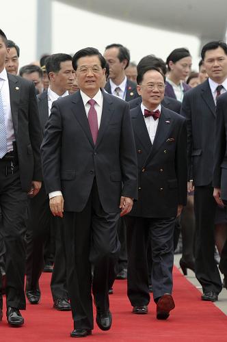 6月29日中午,中共中央總書記、國(guó)家主席、中央軍委主席胡錦濤乘專機(jī)抵達(dá)香港,將出席慶祝香港回歸祖國(guó)15周年大會(huì)暨香港特別行政區(qū)第四屆政府就職典禮。新華社記者 謝環(huán)馳 攝
