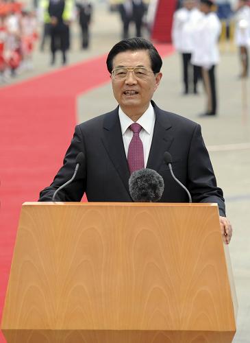 這是胡錦濤主席在機(jī)場(chǎng)向記者發(fā)表簡(jiǎn)短講話。新華社記者謝環(huán)馳攝