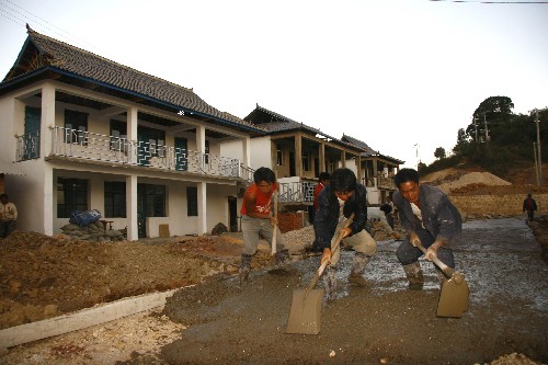 1月23日,村民正在普洱市寧洱縣同心鄉(xiāng)勐海田村鋪設(shè)村中道路。 2007年6月3日,云南省普洱市寧洱哈尼族彝族自治縣境內(nèi)發(fā)生6.4級地震,逾百萬人受災(zāi)。地震后,當(dāng)?shù)卣畮ьI(lǐng)群眾抗震救災(zāi),重建家園,投入資金幫助災(zāi)民修路建房。目前,恢復(fù)重建工作已近尾聲,部分災(zāi)民春節(jié)前可搬入新居。 (新華社記者 陳海寧 攝)