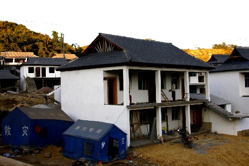 這是普洱市寧洱縣同心鄉(xiāng)勐海田村地震后建起的新房 (新華社記者 陳海寧 攝)