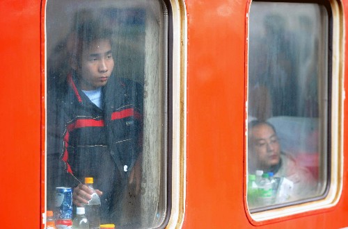 旅客們在南京火車站候車大廳休息。新華社記者 孫參 攝