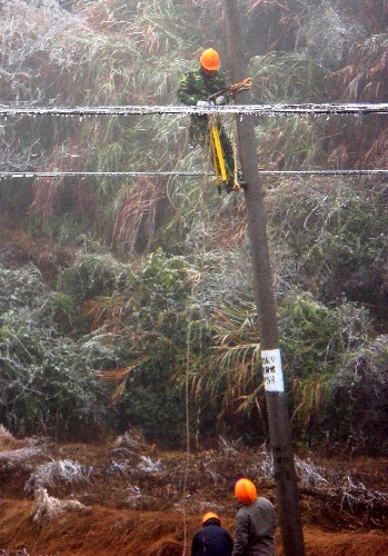 1月28日,電力職工在高山上搶修線路。 近日,受低溫、凍雨等惡劣天氣影響,福建省武平縣5個(gè)鄉(xiāng)鎮(zhèn)的輸配電線路覆冰嚴(yán)重,多處出現(xiàn)斷線、斷桿、倒桿等情況。當(dāng)?shù)仉娏Σ块T(mén)正積極組織人員搶修。 新華社發(fā)