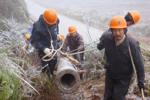 1月28日,電力職工在高山上搶修線路。 近日,受低溫、凍雨等惡劣天氣影響,福建省武平縣5個(gè)鄉(xiāng)鎮(zhèn)的輸配電線路覆冰嚴(yán)重,多處出現(xiàn)斷線、斷桿、倒桿等情況。當(dāng)?shù)仉娏Σ块T(mén)正積極組織人員搶修。 新華社發(fā)