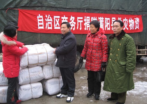 1月29日,灌陽(yáng)縣民政局工作人員在接收抵達(dá)的救助物資。當(dāng)天,來(lái)自廣西壯族自治區(qū)商務(wù)廳的一批救助物資送到災(zāi)情嚴(yán)重的灌陽(yáng)縣。面對(duì)50年來(lái)罕見(jiàn)的冰雪災(zāi)害,廣西緊急下?lián)艹鞘械捅YY金和第一批冬春困難群眾生活安排補(bǔ)助資金3.57億元,救助城鄉(xiāng)困難群眾。 新華社記者 陳瑞華 攝