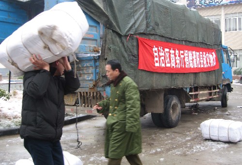 1月29日,灌陽(yáng)縣民政局工作人員在搬運(yùn)抵達(dá)的救助物資。新華社記者 陳瑞華 攝