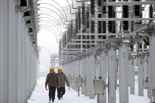 1月29日,安徽省淮北供電公司員工在變電站巡視。新華社發(fā)(王文 攝)