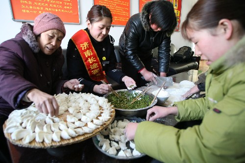 1月30日,濟(jì)南長(zhǎng)途客運(yùn)中心站邀請(qǐng)部分準(zhǔn)備乘車返鄉(xiāng)的農(nóng)民工一起包餃子。新華社發(fā)(呂傳泉 攝)