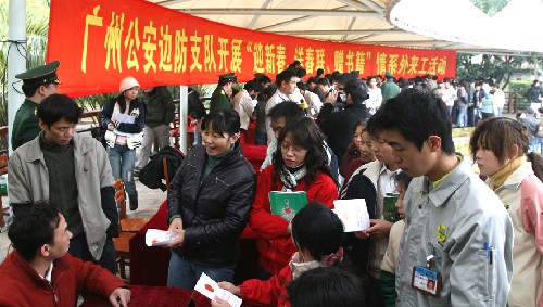 1月31日,南沙區(qū)的外來工在現(xiàn)場(chǎng)領(lǐng)取春聯(lián)和書籍。新華社記者周文杰攝