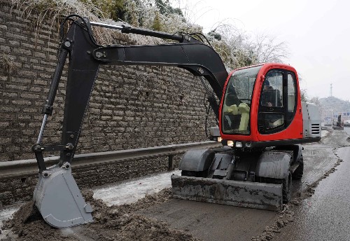 1月31日,除冰車在貴(陽(yáng))新(寨)高等級(jí)公路上除冰。 受冰雪災(zāi)害影響,貴州多條高速路、高等級(jí)公路受阻,多條省道關(guān)閉。經(jīng)過(guò)搶險(xiǎn)除冰,目前全省大部分高速路和高等級(jí)公路白天可以通行,部分省道也可以通行,晚上一些路段仍然要關(guān)閉。交警部門提醒,上路車輛一定要使用防滑鏈。 新華社記者 楊楹 攝