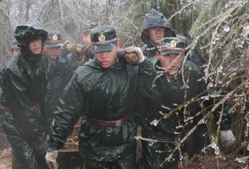 2月1日,武警南平支隊(duì)官兵冒雨將電力設(shè)備抬到鷹廈鐵路邵武區(qū)段供電線路故障現(xiàn)場搶修點(diǎn)。近日,受北方強(qiáng)冷空氣南下影響,閩北電網(wǎng)遭遇罕見覆冰,導(dǎo)致大量線路故障。武警南平支隊(duì)和邵武預(yù)備役官兵、福建省電力公司等部門出動(dòng)700多人緊急趕赴現(xiàn)場搶修。 新華社發(fā)(林傳仁 攝)