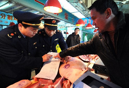 北京市西城工商分局執(zhí)法檢查隊(duì)工作人員在轄區(qū)內(nèi)集貿(mào)市場檢查豬肉購銷臺(tái)賬。 新春佳節(jié)在即,北京工商部門加大節(jié)日市場巡查力度,積極引導(dǎo)和監(jiān)督食品經(jīng)營者建立和落實(shí)進(jìn)貨檢驗(yàn)驗(yàn)收等自律制度,并進(jìn)一步加強(qiáng)鮮活農(nóng)產(chǎn)品和糧油市場監(jiān)管,維護(hù)市場交易秩序,保障春節(jié)市場供應(yīng),維護(hù)人民群眾食品消費(fèi)安全。 新華社記者 張旭 攝